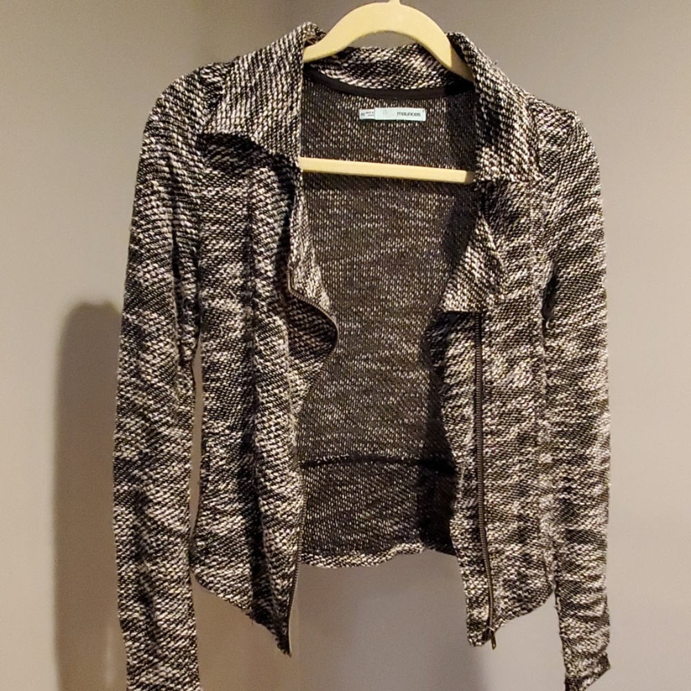 Fitted, zip up light jacket